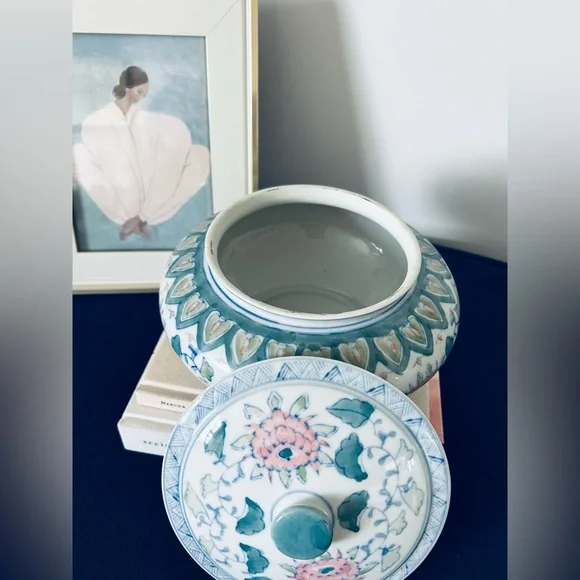 Vintage Chinese Porcelain Oval Ginger Jar | Chinoiserie - Picture 3 of 5